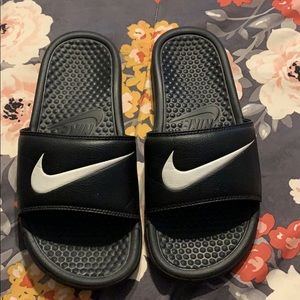 Nike benassi slides